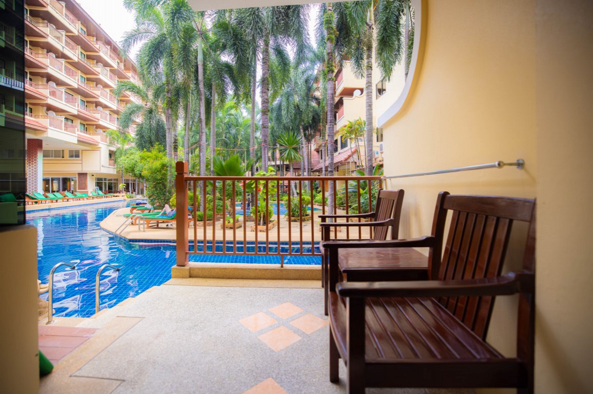 Poolside Access King Room