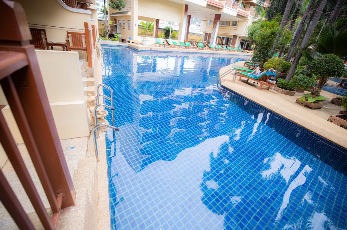 Poolside Access King Room