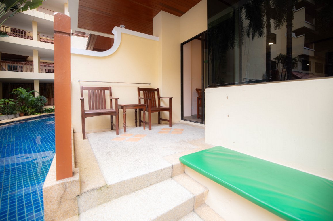 Poolside Access King Room
