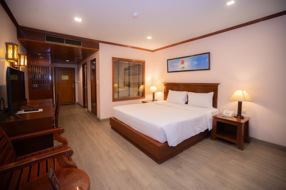 Poolside Access King Room