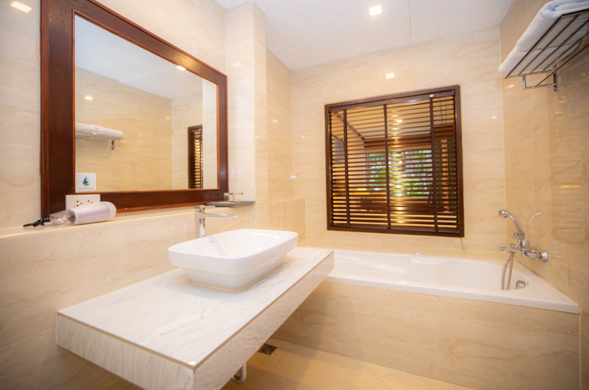 Poolside Access King Room