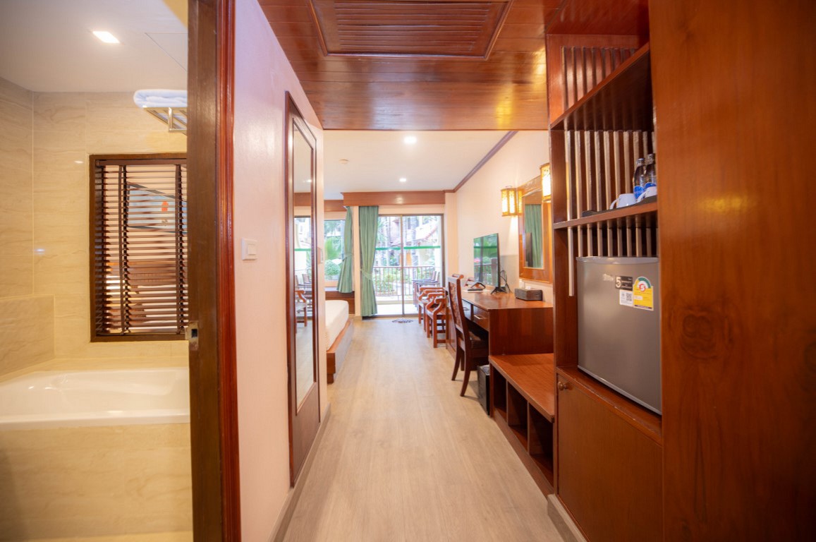 Poolside Access King Room