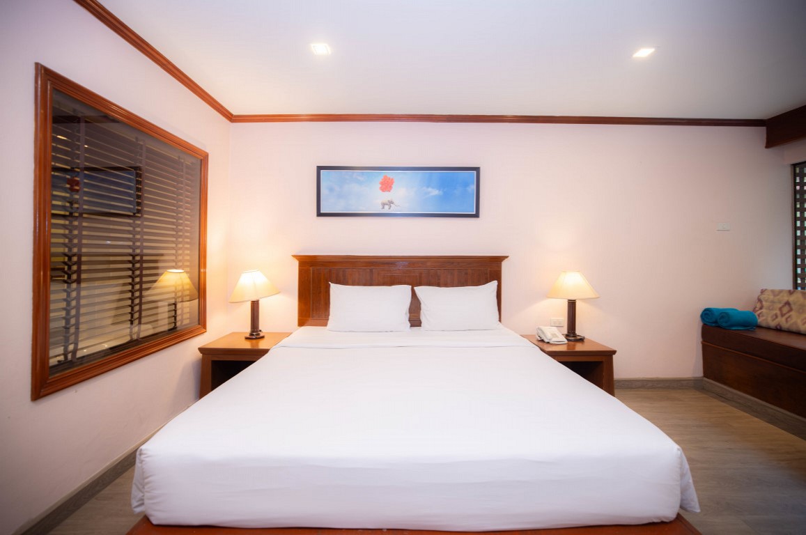 Poolside Access King Room