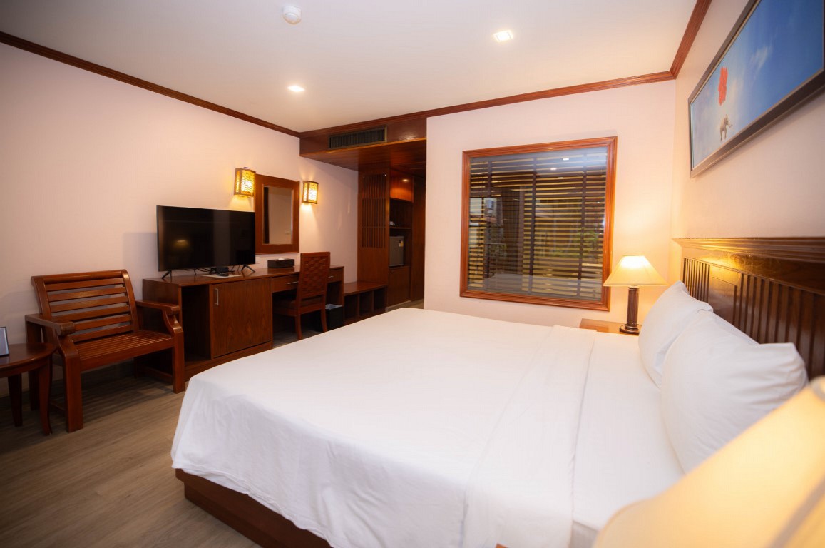 Poolside Access King Room