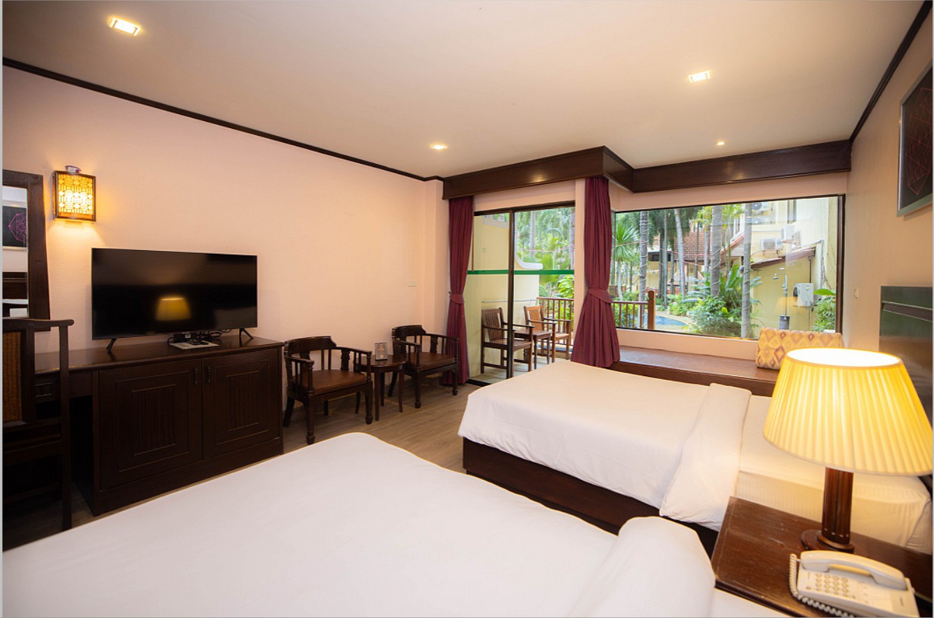 Poolside Access King Room