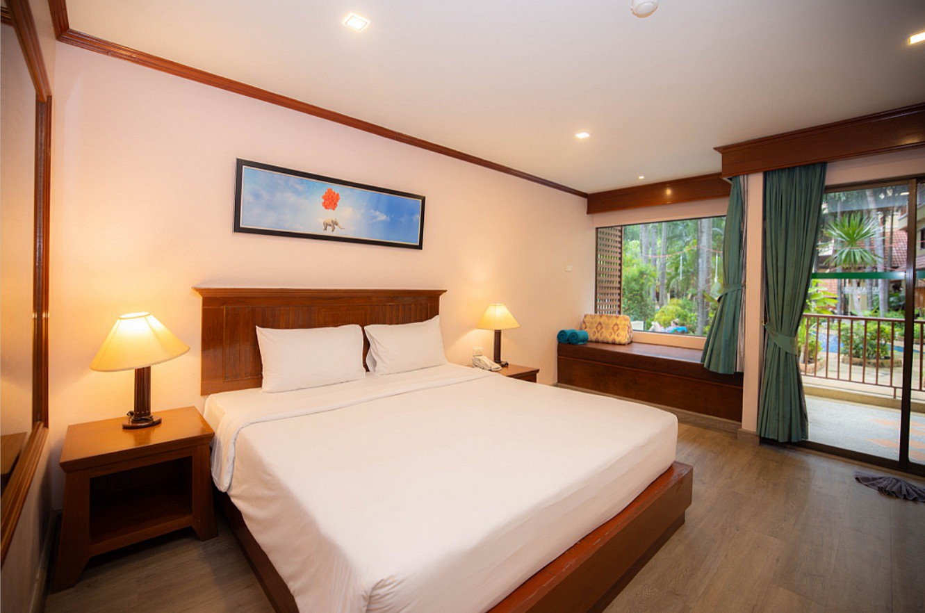 Poolside Access King Room