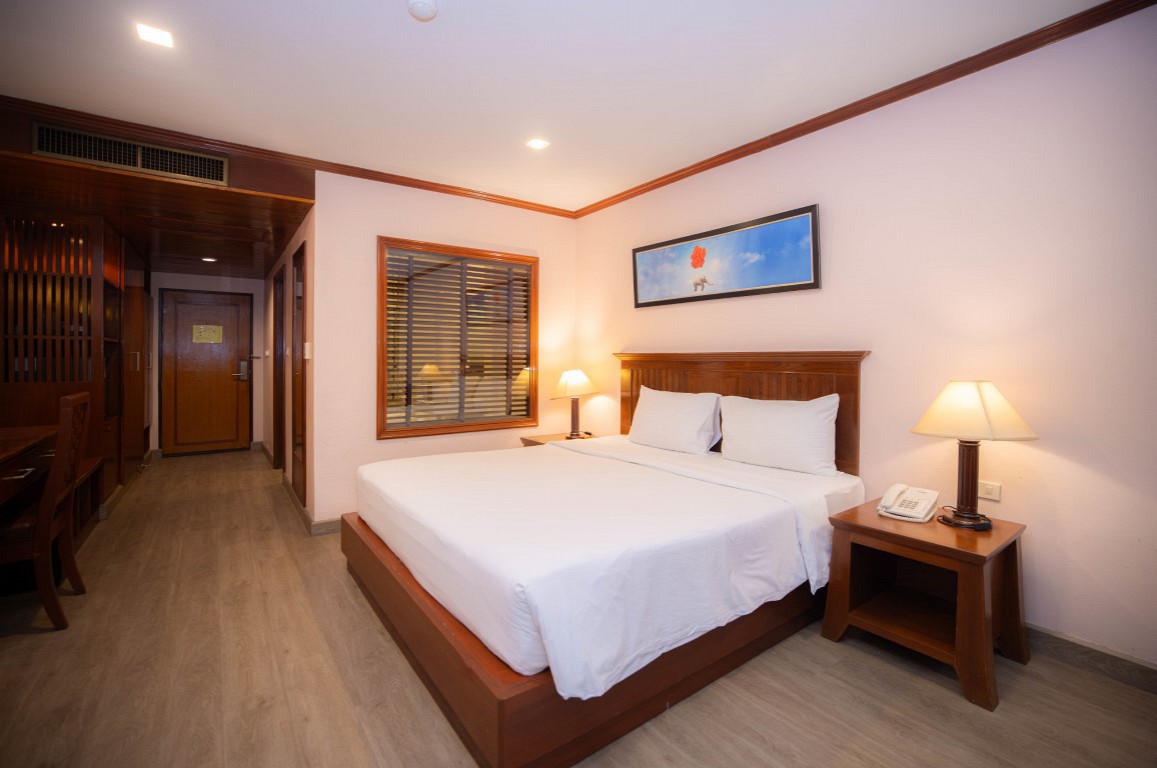 Poolside Access King Room