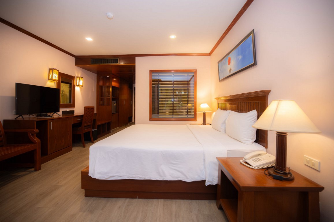 Poolside Access King Room