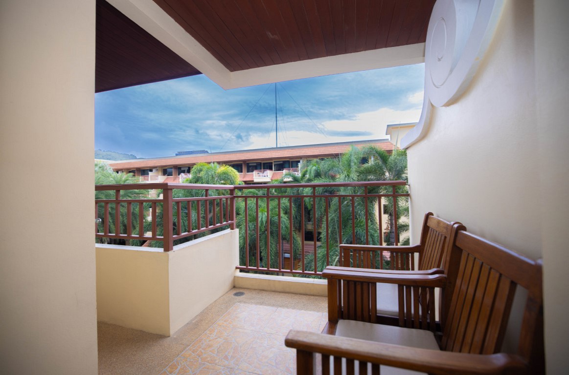 Premium Pool View Family Room with Day Bed