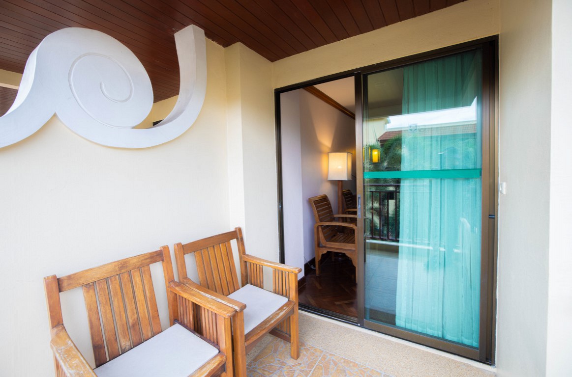 Premium Pool View Family Room with Day Bed