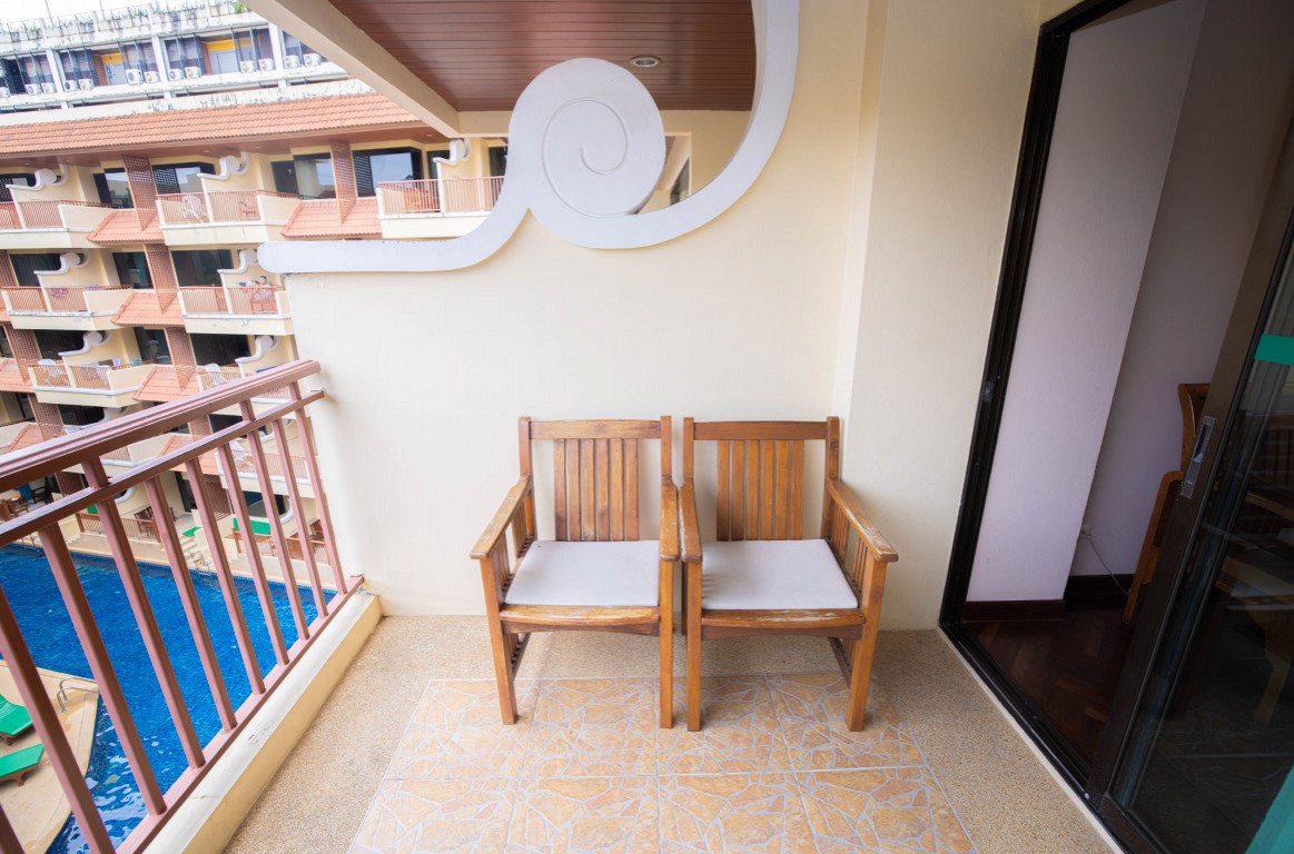 Premium Pool View Family Room with Day Bed