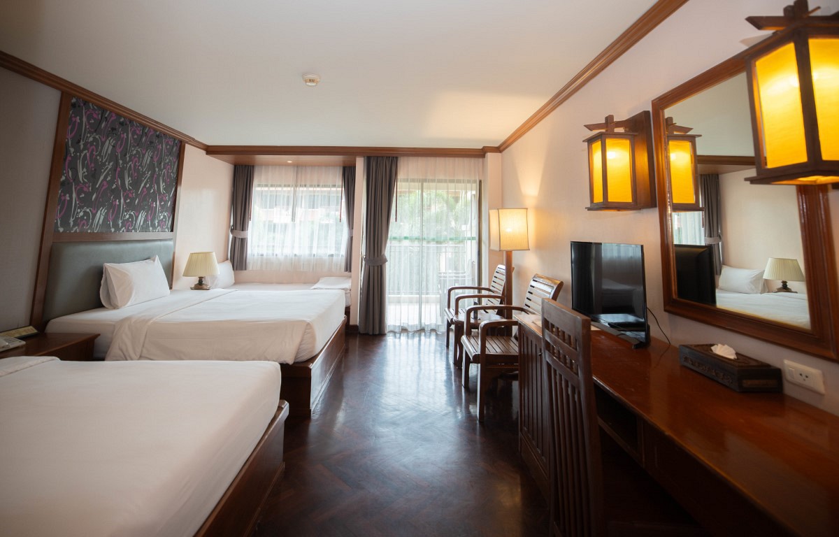 Premium Pool View Family Room with Day Bed