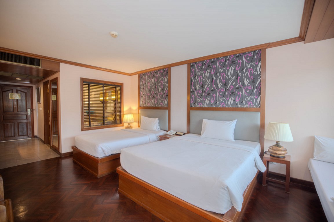 Premium Pool View Family Room with Day Bed