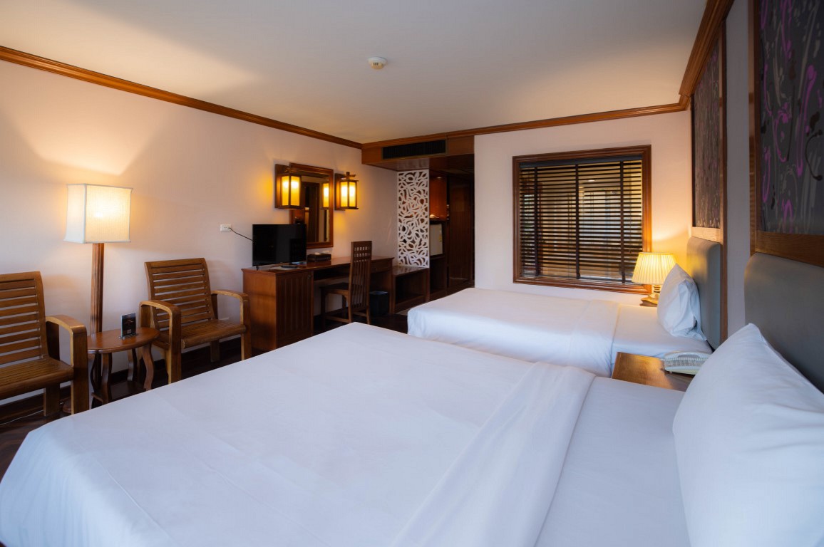 Premium Pool View Family Room with Day Bed