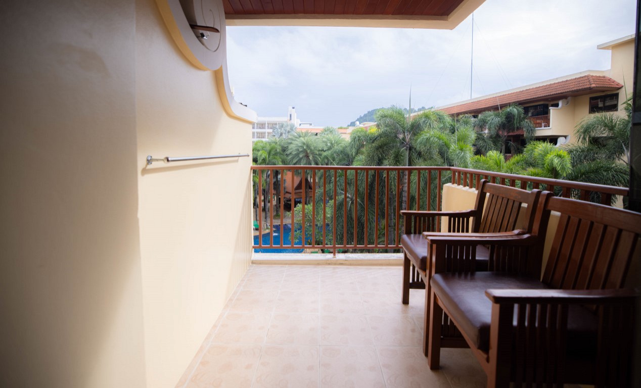 Premium Pool View Twin Room