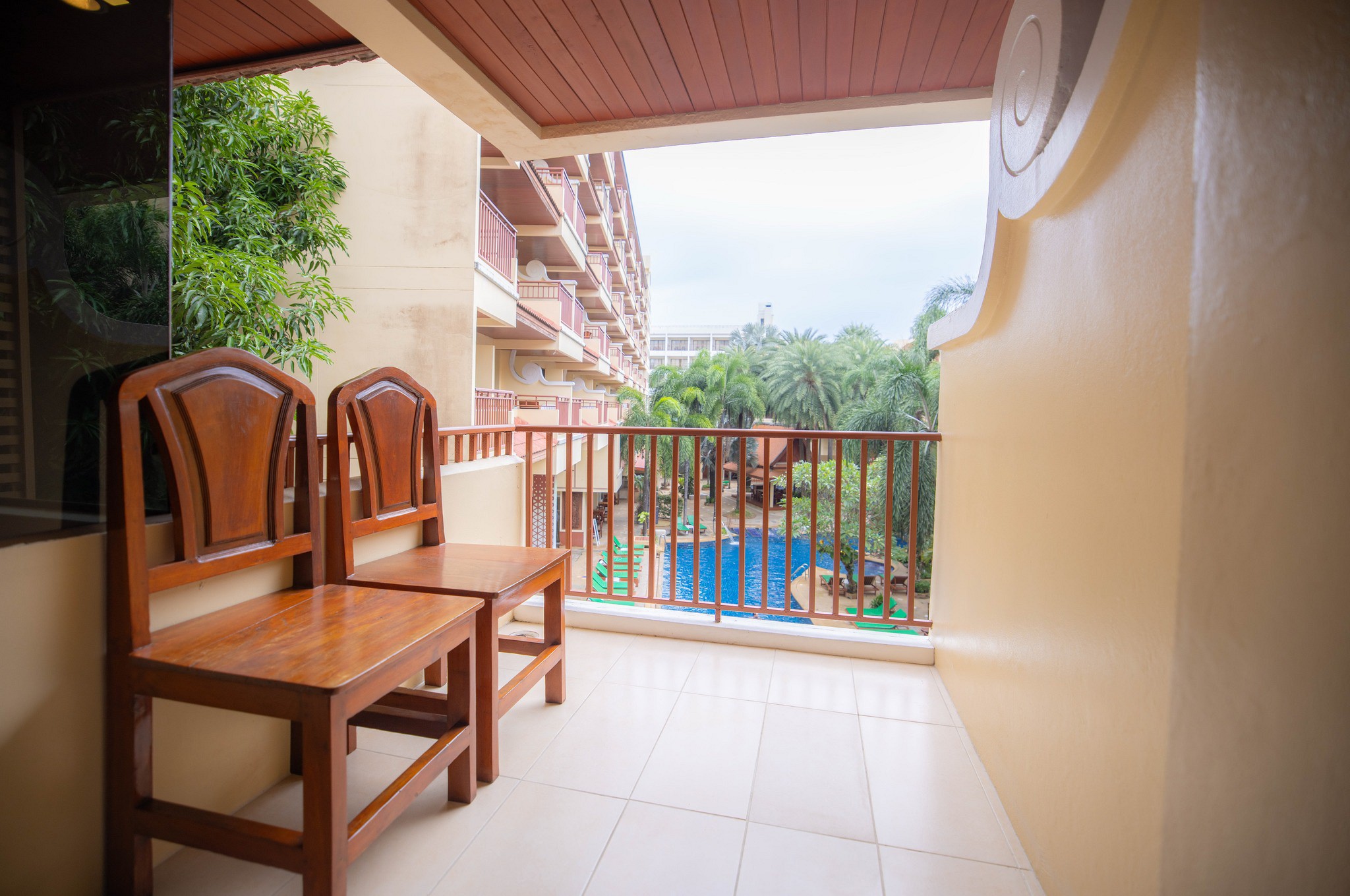 Deluxe Pool View King Room