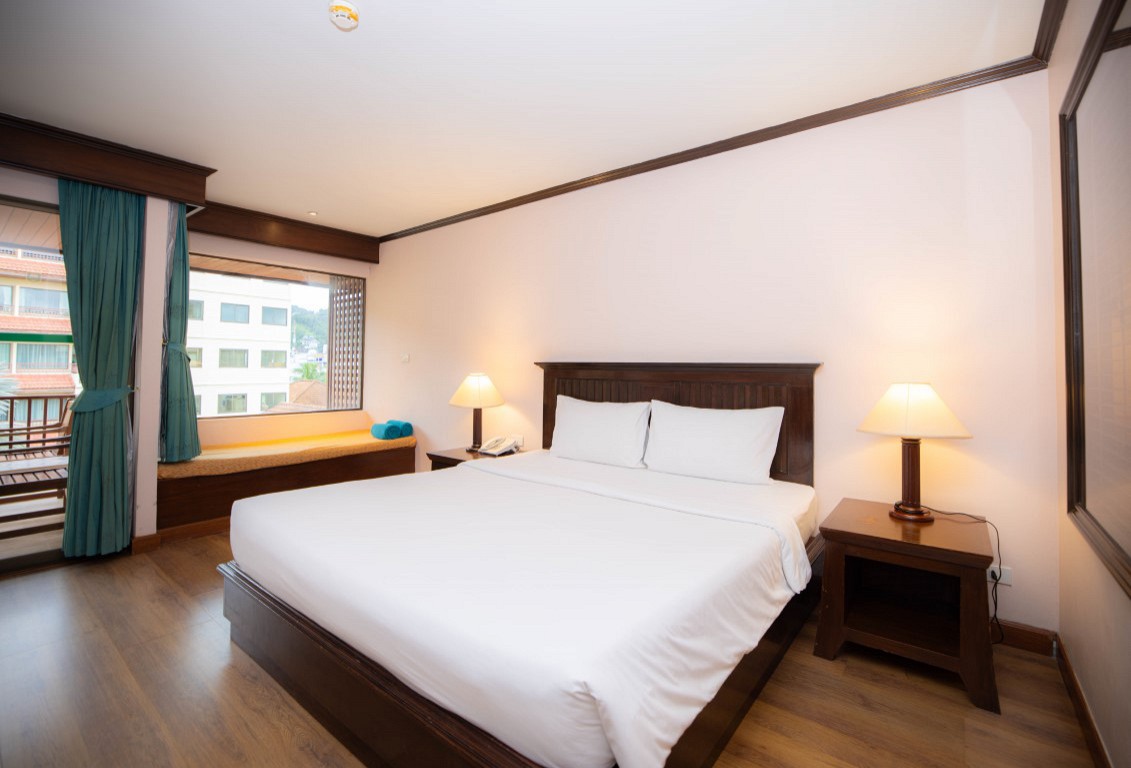 Deluxe Pool View King Room