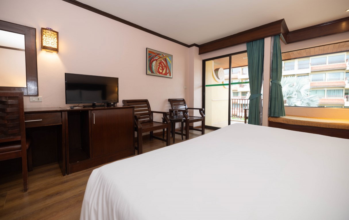 Deluxe Pool View King Room