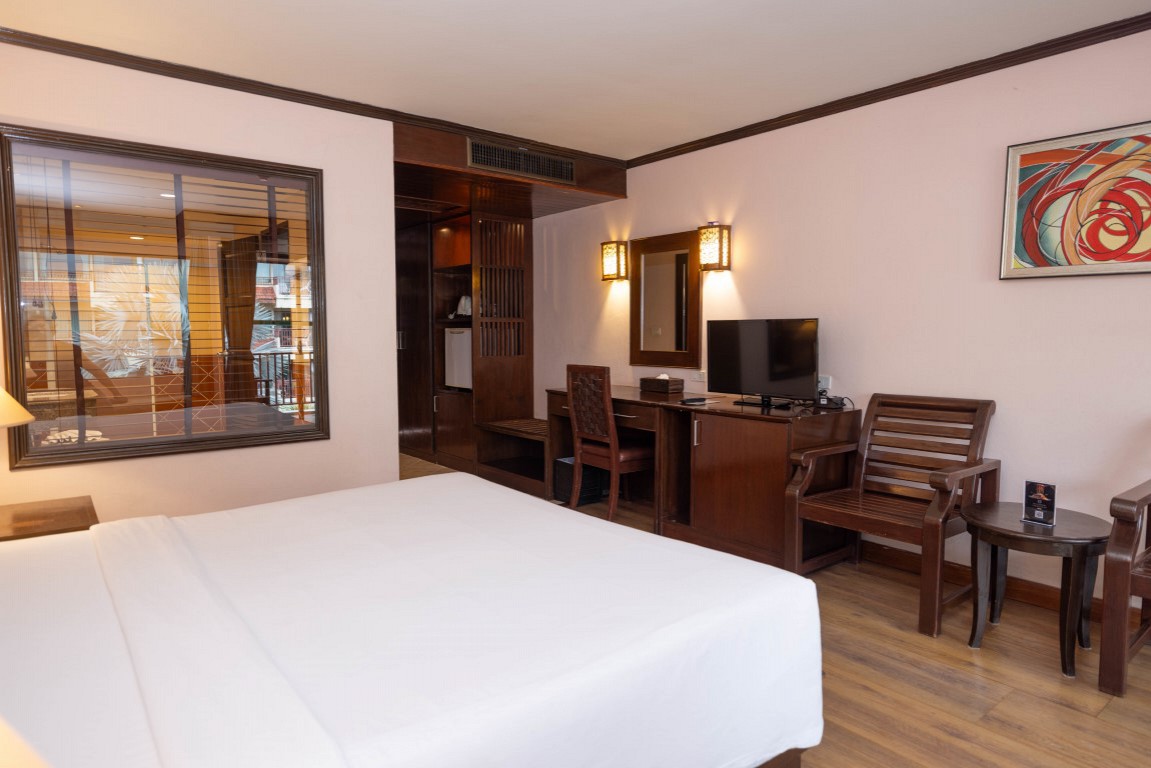 Deluxe Pool View King Room