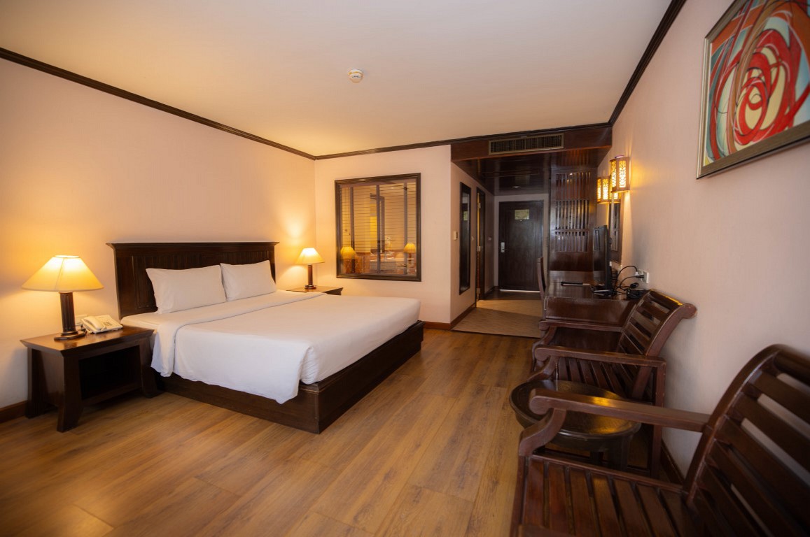 Deluxe Pool View King Room