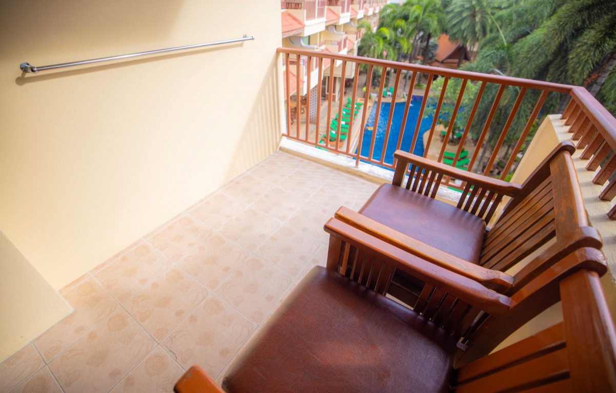 Deluxe Pool View King Room