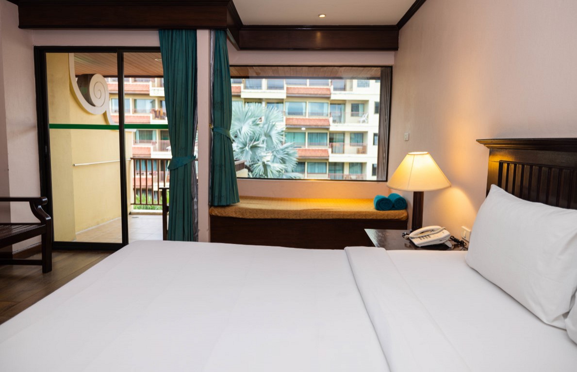 Deluxe Pool View King Room